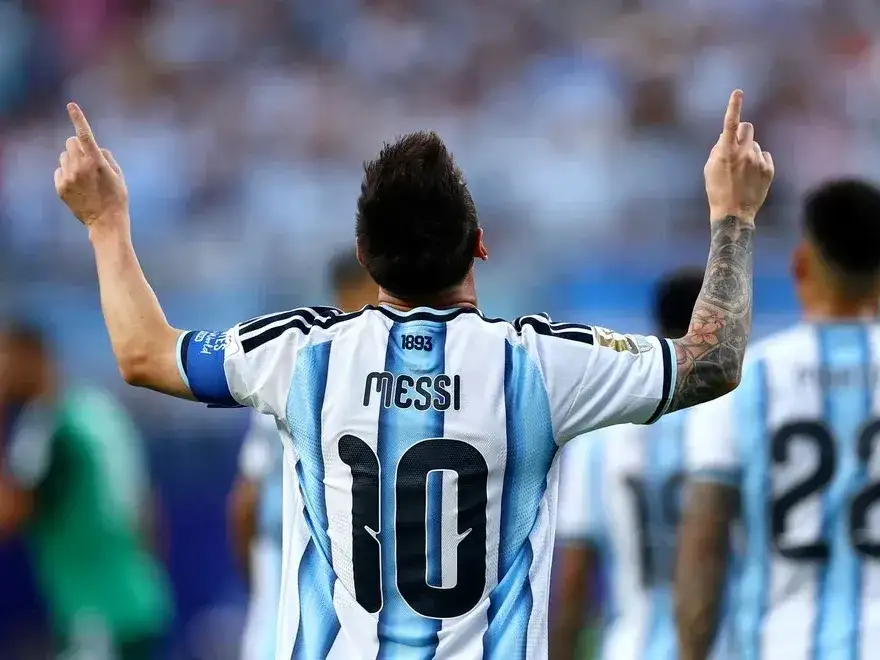 Qué representaba cada parche que tenía Messi en la camiseta