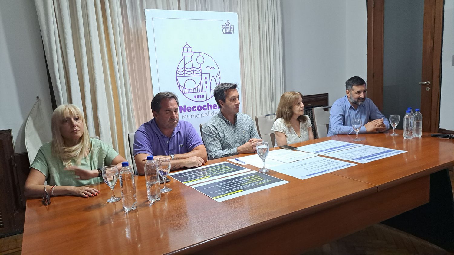 El intendente junto a funcionarios y el presidente del HCD