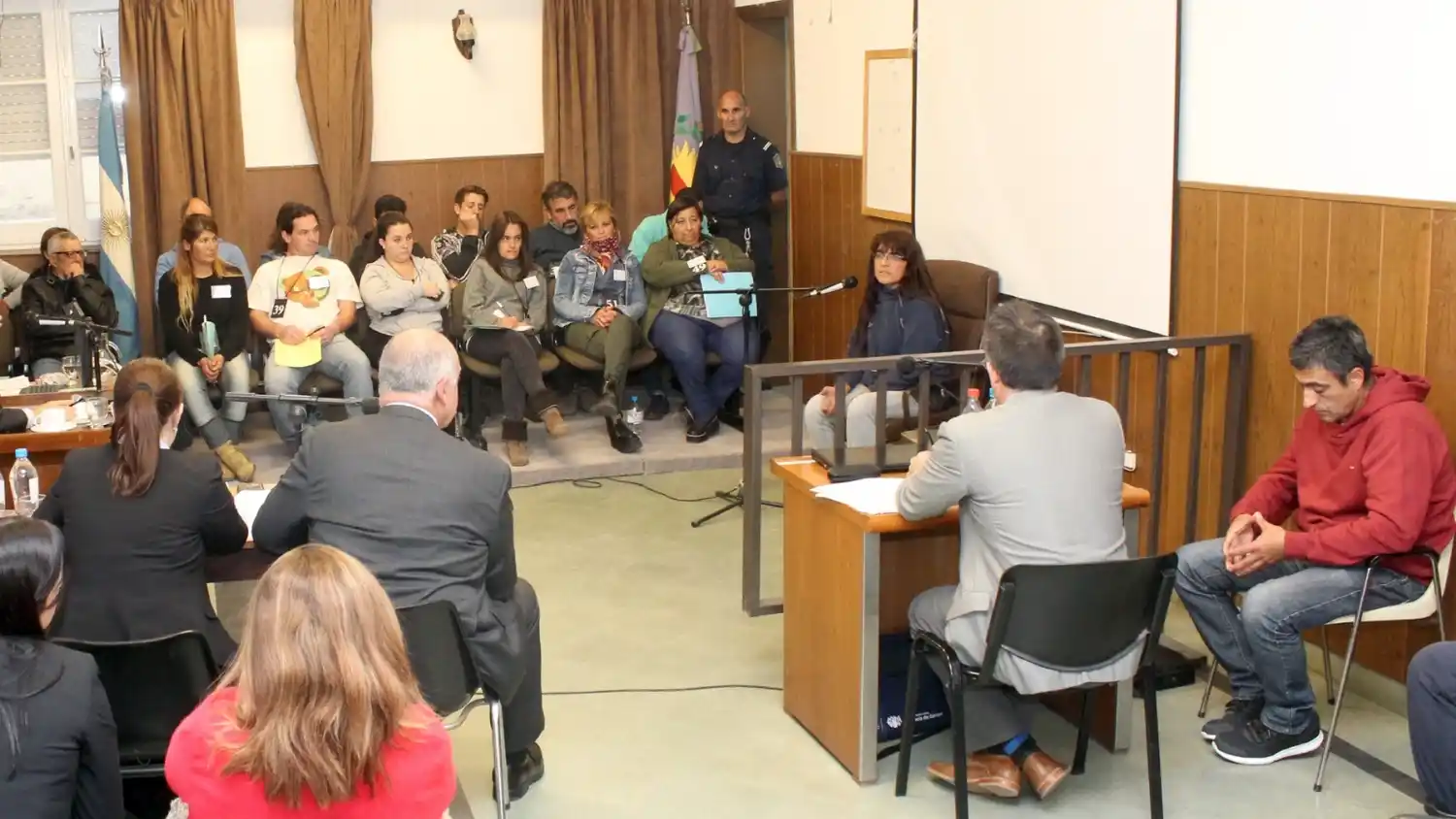 Un anterior debate público por un caso de abuso, en el que intervinieron "jueces del pueblo"