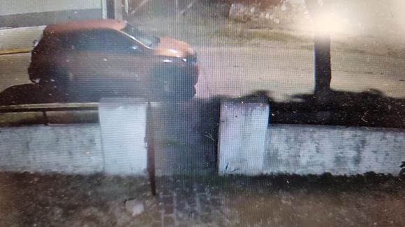 [VIDEO] Buscan a quién aparece en las imágenes robando elementos de un auto estacionado en una vivienda