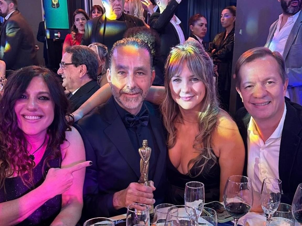 El locutor necochense Pablo Bricker fue distinguido con el Martín Fierro de la Radio 2025 en la categoría Labor en Locución Masculina