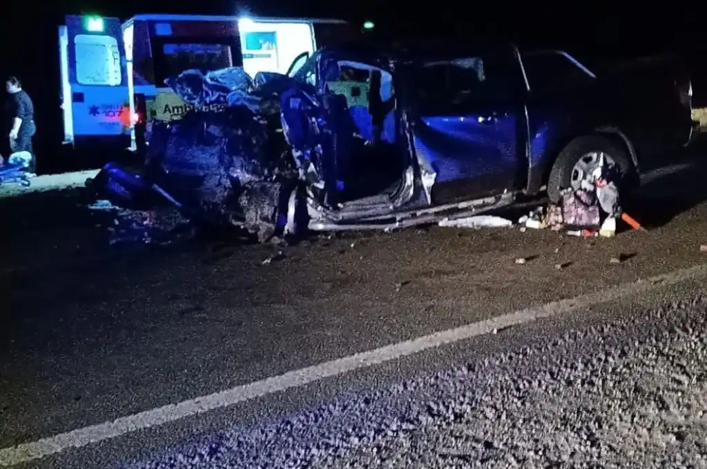 Accidente fatal entre dos camionetas y un auto en La Pelada: un muerto
