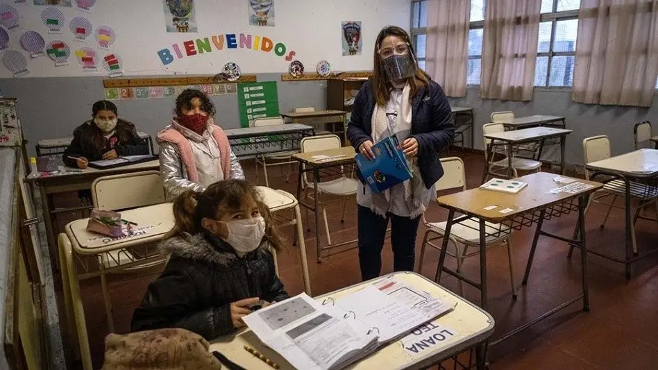 Los docentes bonaerenses vacunados deberán reintegrarse a sus funciones