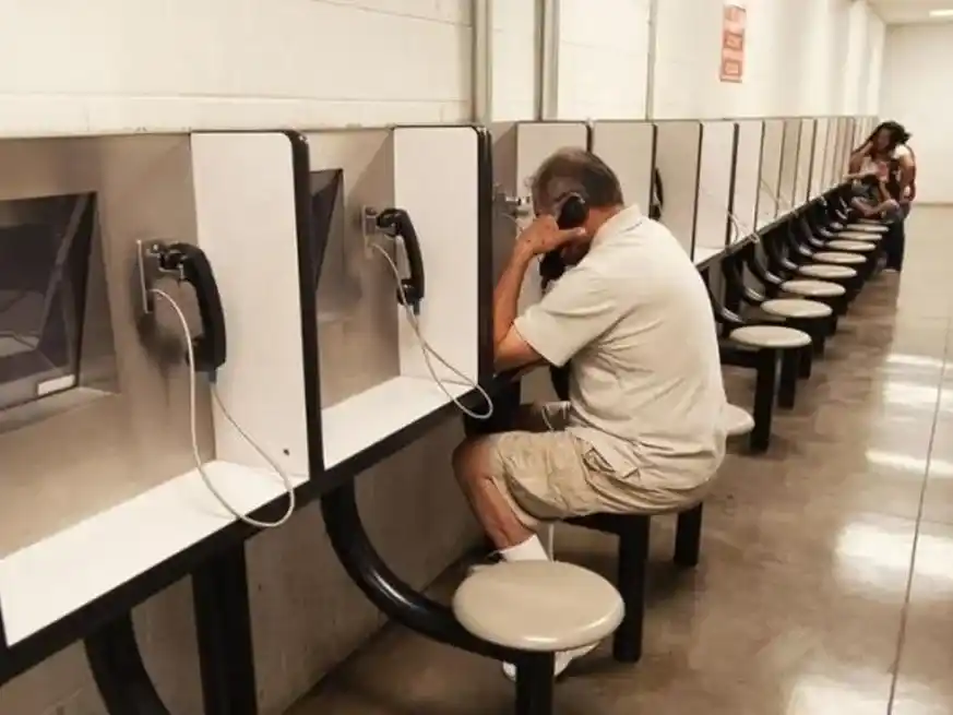 Al igual que en las prisiones de EEUU, los visitantes sólo podrán dialogar con los internos por teléfono.