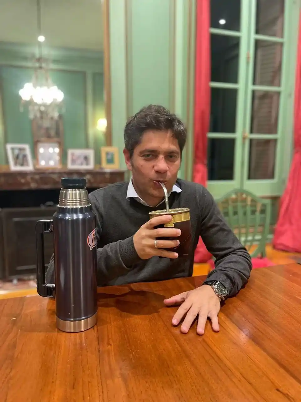 La provocativa foto de Kicillof tras participar de la marcha contra los vetos de Milei.