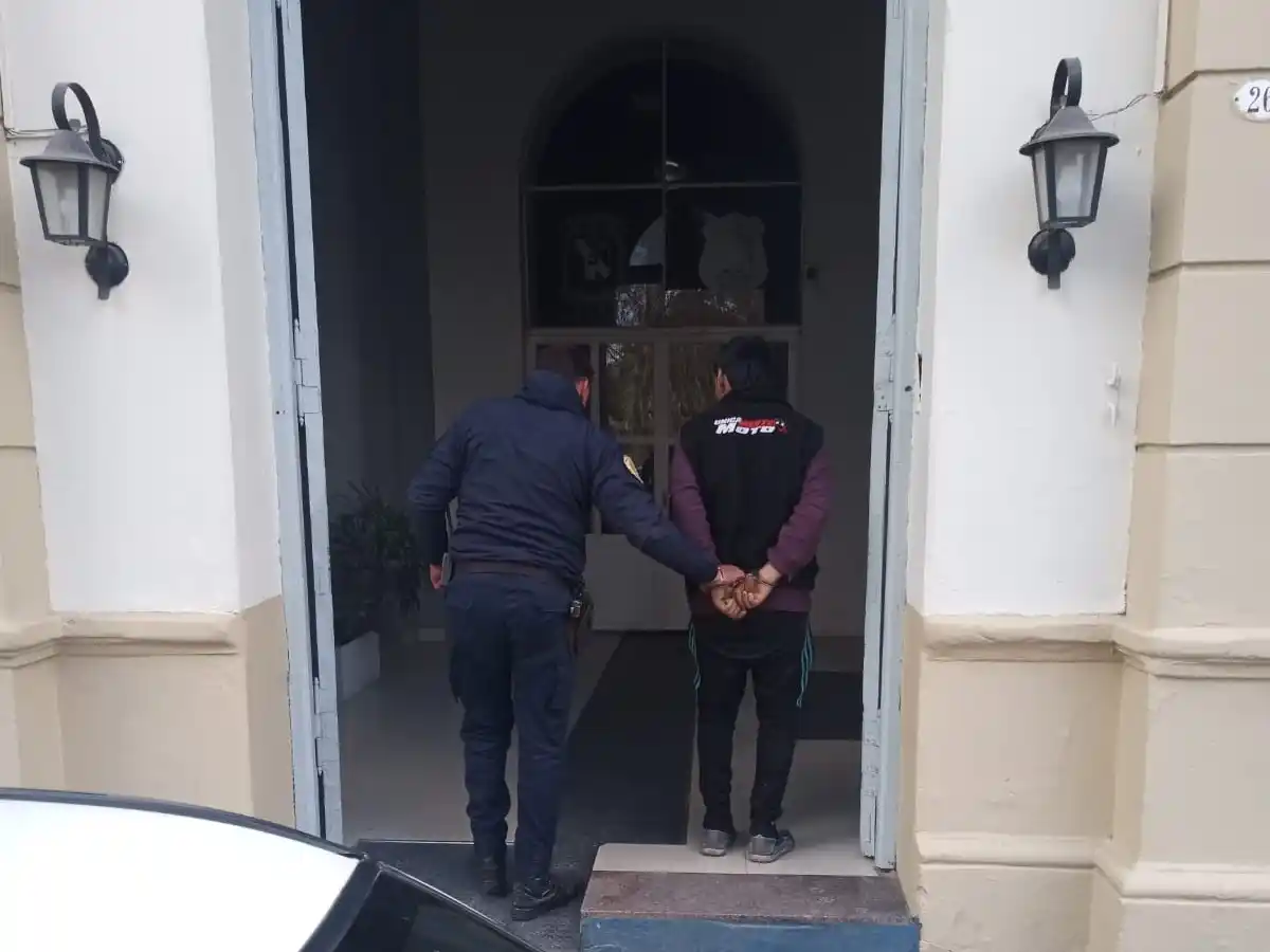 Tenía arresto domiciliario y lo encontraron caminando por Plaza San Martín: terminó en Jefatura