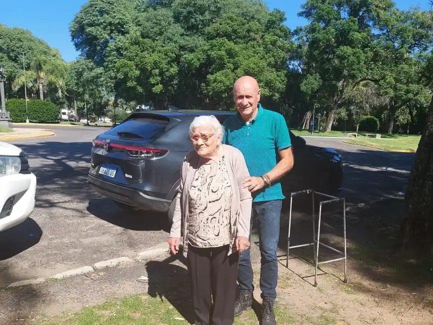 Roberto Baldo junto a su madre, Isabel Pautaso, una de las personas que dejó el testimonio de la lengua piemontesa.