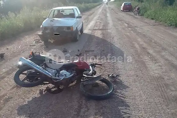 Fuerte accidente en un camino rural terminó con dos motociclistas gravemente heridos