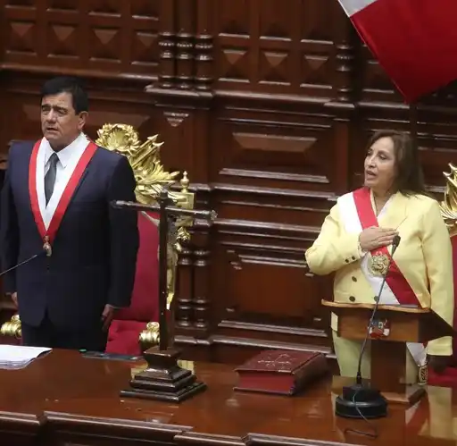Dina Boluarte juró como nueva presidenta del Perú