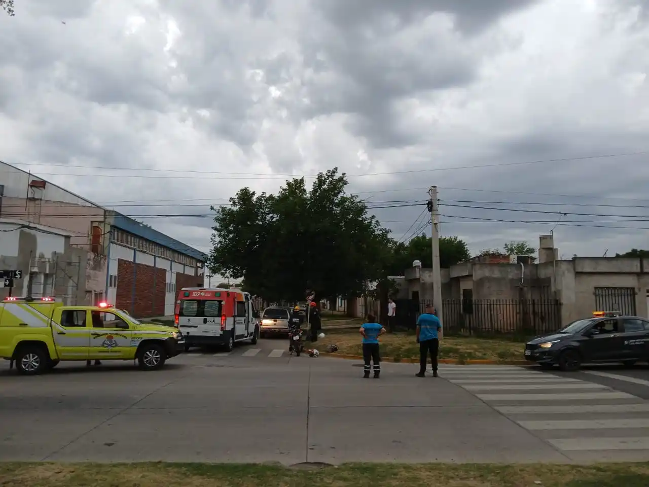 Servicios de emergencias trabajaron en el lugar del hecho.