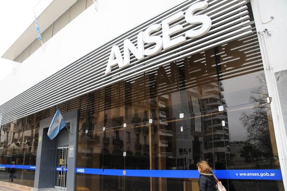 El gobierno mantuvo el bono a jubilados en 70 mil pesos y confirmó un aumento del 2,8% en junio