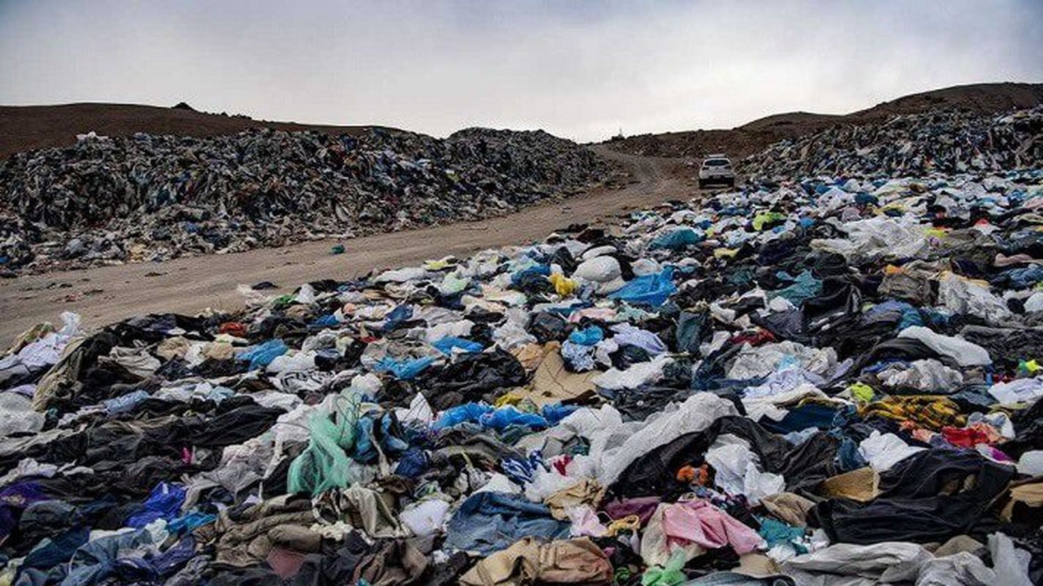 ¡MODA TÓXICA! Toneladas de ropa usada o «pasada de moda» se botan en el desierto de Atacama