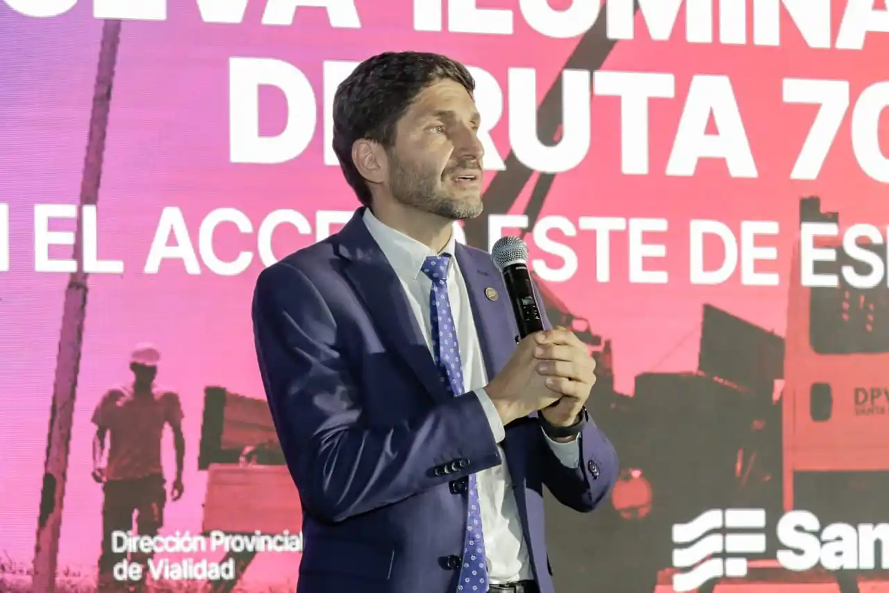 El gobernador en el acto en la ciudad de Esperanza.