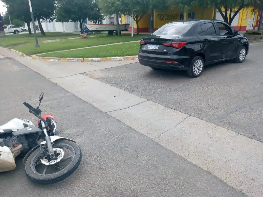 Viajaban cinco personas en la motocicleta que colisionó con un automóvil