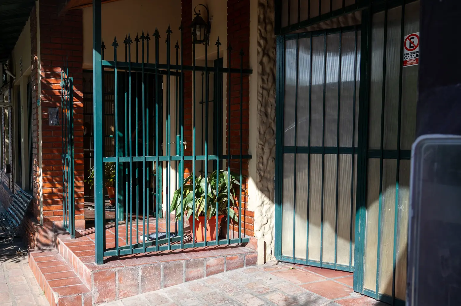 Tres delincuentes ingresaron a la vivienda, ubicada en Mitre al 2700, con una llave del garage.
