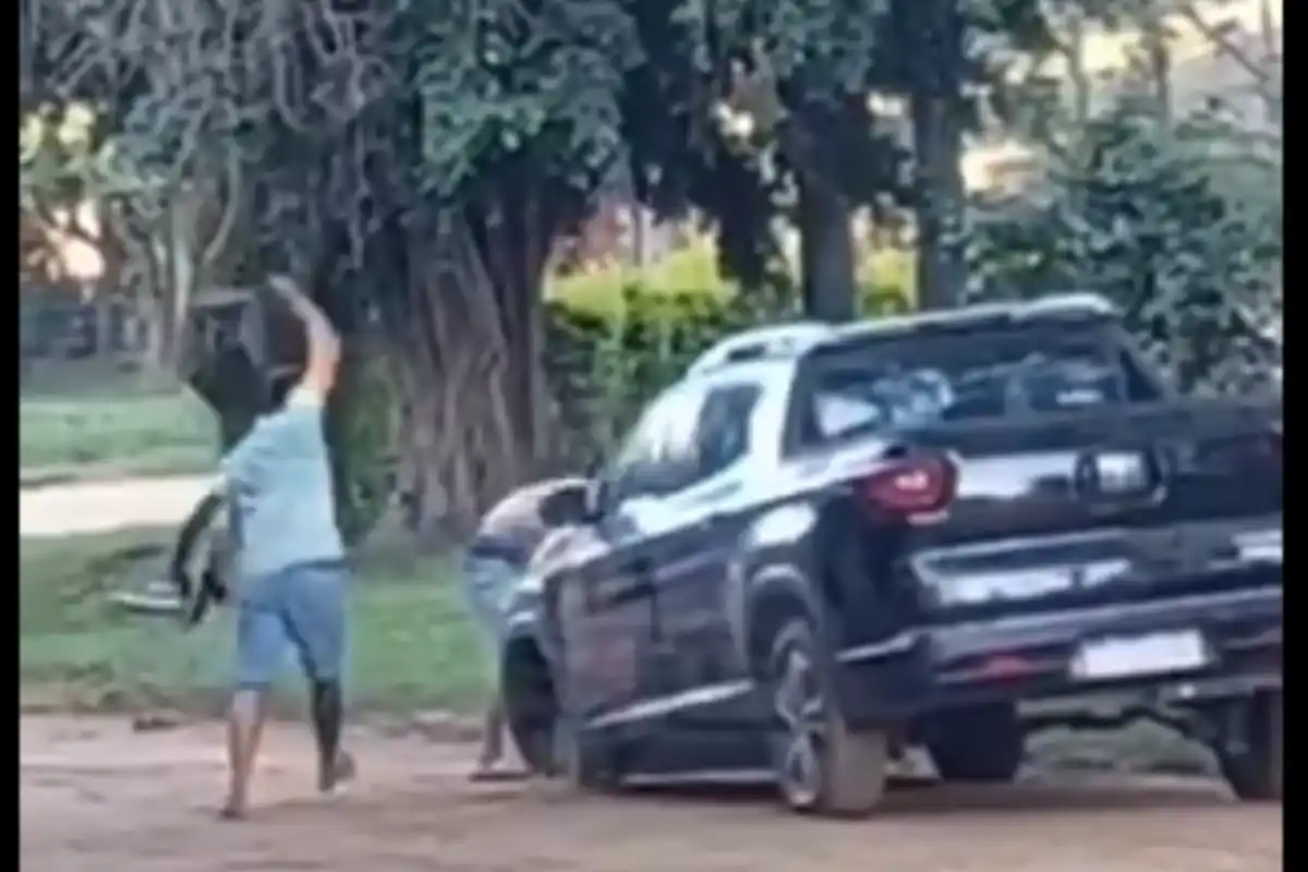 Los atacantes destrozando la camioneta.