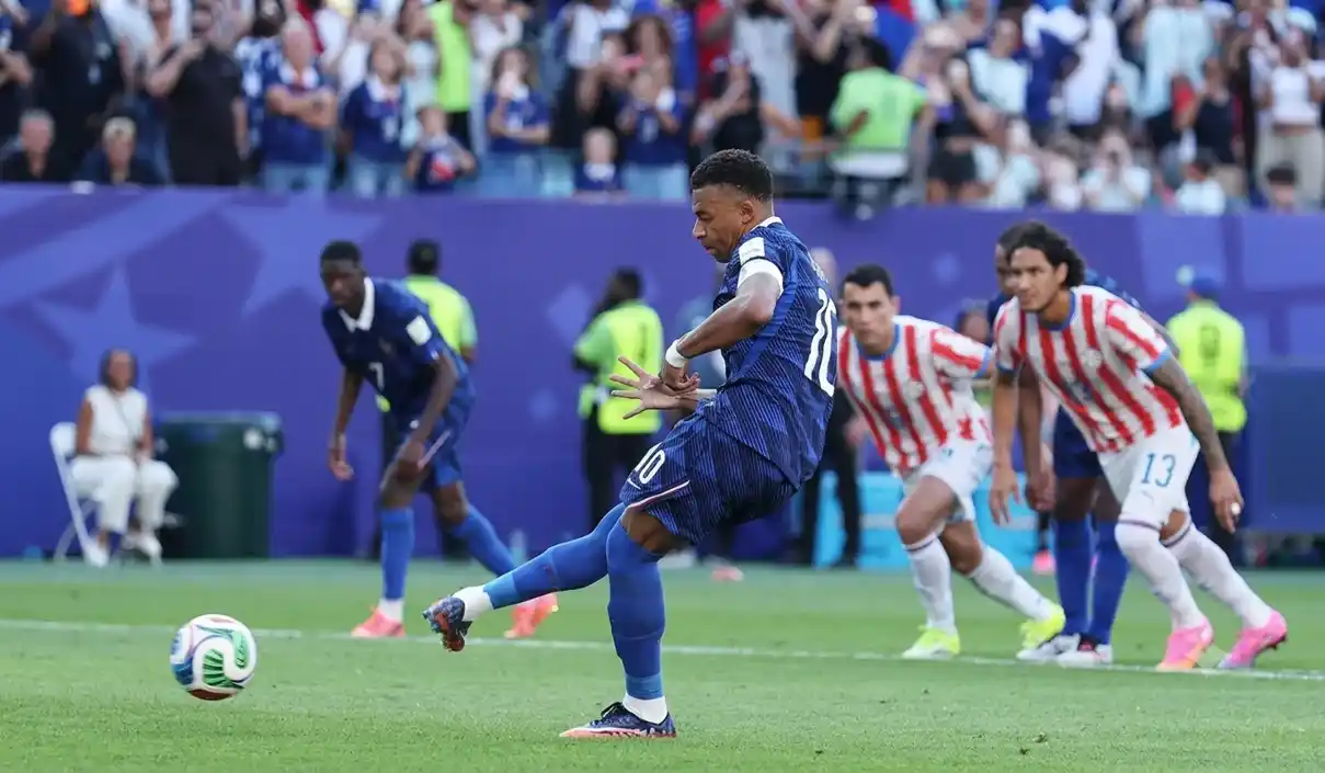 Mbappé marcó el 1 a 0 tras un penal protestado por todo Paraguay.