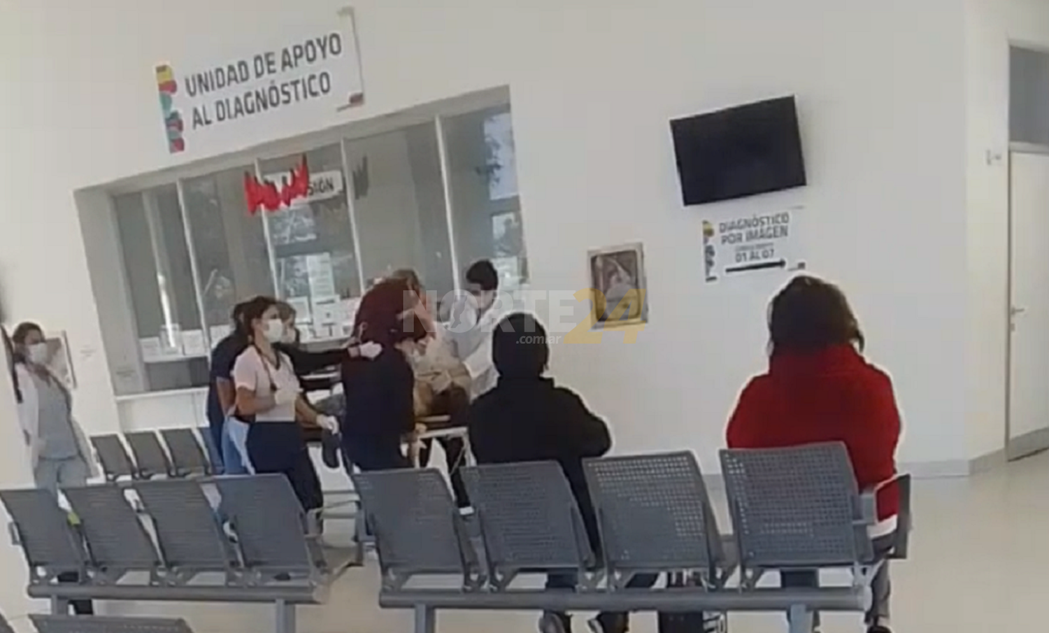 Video: una paciente con problemas mentales cayó al vacío en el Hospital de Reconquista