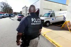 Una madre mantiene el cadáver de su hija en una heladera