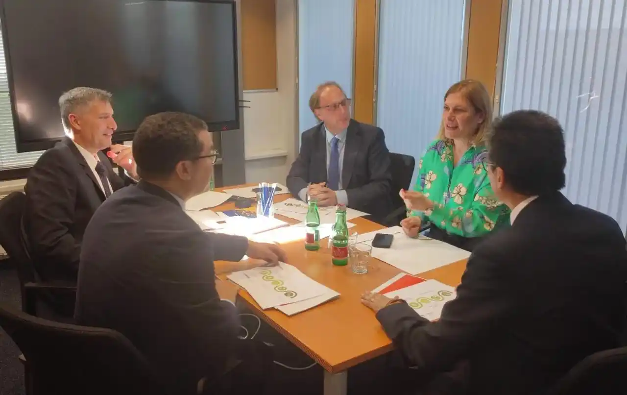 Gisela Scaglia y Pablo Olivares en la primera reunión de trabajo de la gira.
