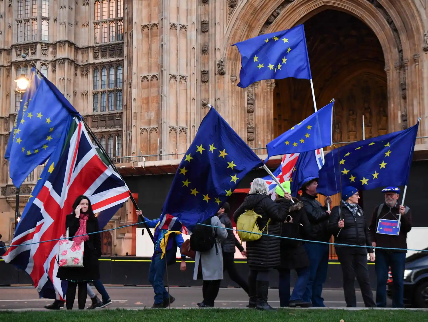 La primera ministra británica, acorralada, rompió una lanza por el acuerdo de Brexit