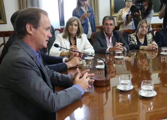 Bordet confirmó que decretará los aumentos para docentes y estatales mientras continúa la paritaria