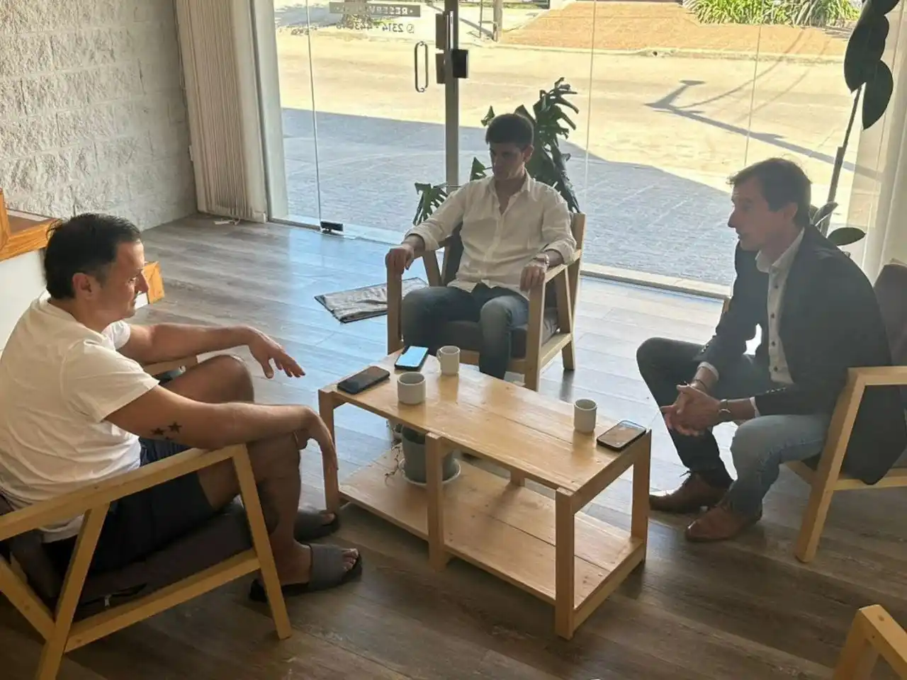 Ivoskus mantuvo una reunión con el concejal César Pacho, dirigente del municipio de Bolívar.