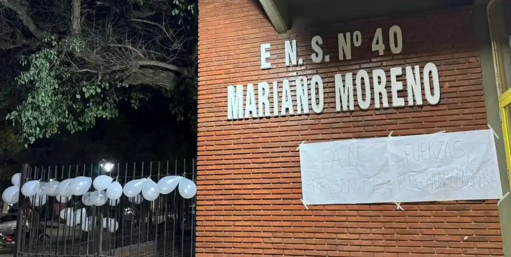 "Ian presente; fuerza flia. Nuñez-Cabrera", decían los carteles que quedaron pegados en la entrada de la escuela.