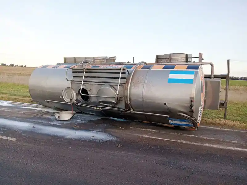 Transportista salió ileso en un vuelco en ruta 228