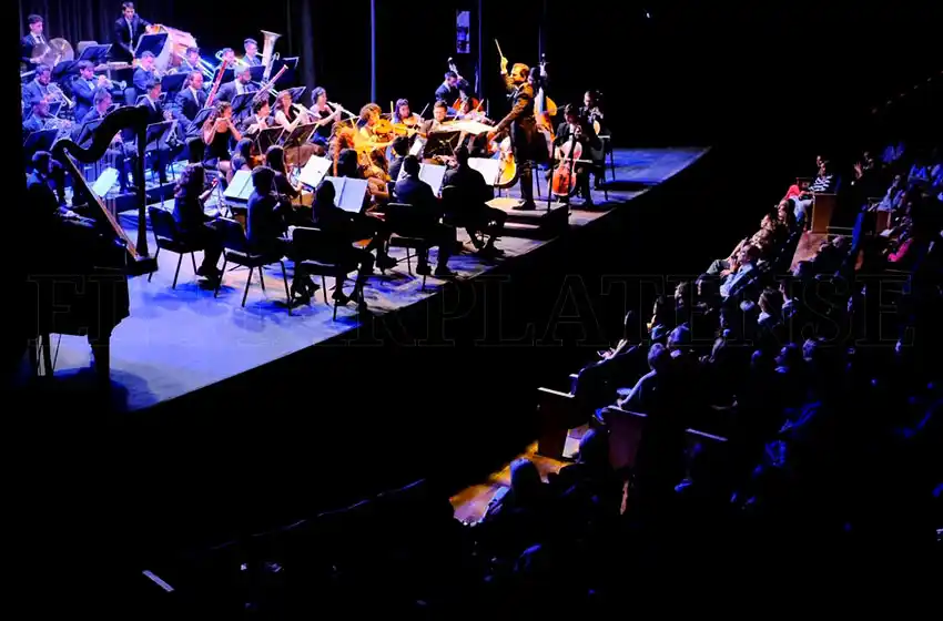 A sala llena, el Teatro Tronador estrenó su aro magnético para hipoacúsicos