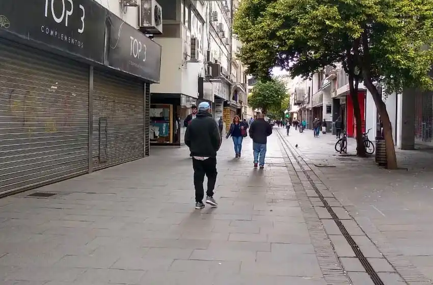 Bancos, comercios y servicios: cómo será la actividad en Rosario este lunes y martes