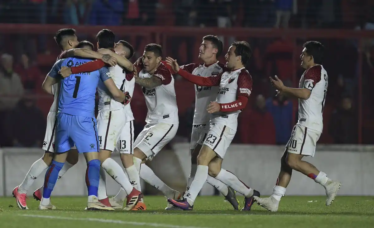Colón eliminó por penales a Argentinos y avanzó a cuartos de final de la Sudamericana