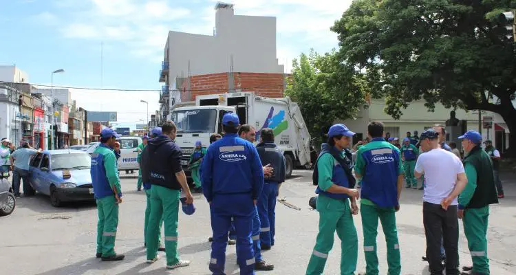 Paro de Ashira: Trabajadores llevan la protesta al centro y a la Municipalidad