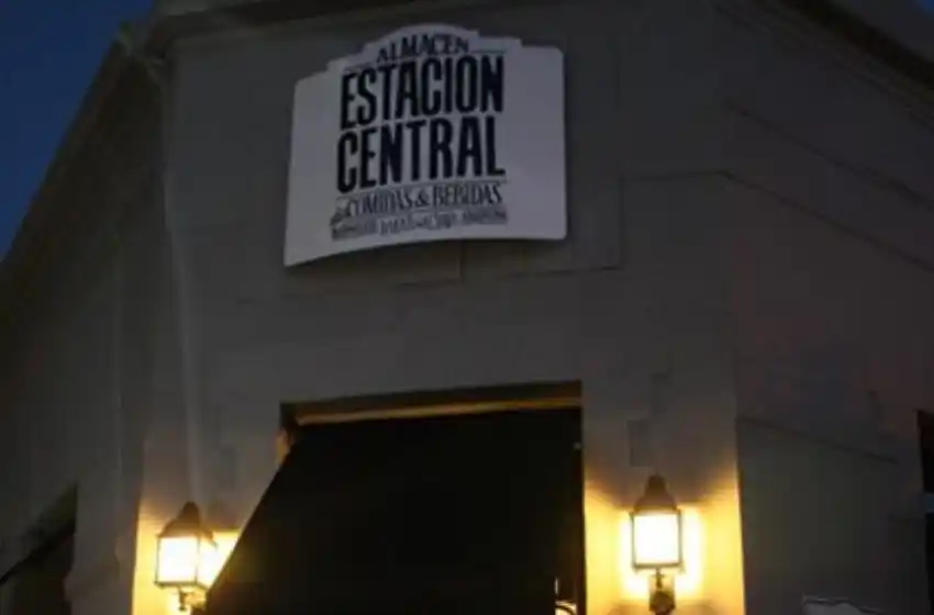 Lo retiraron de un bar y al salir rompió la puerta