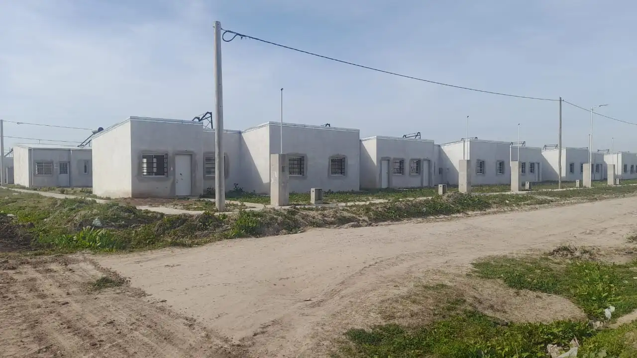 Vecinos denuncian daños en viviendas del Barrio 100 antes de su entrega oficial