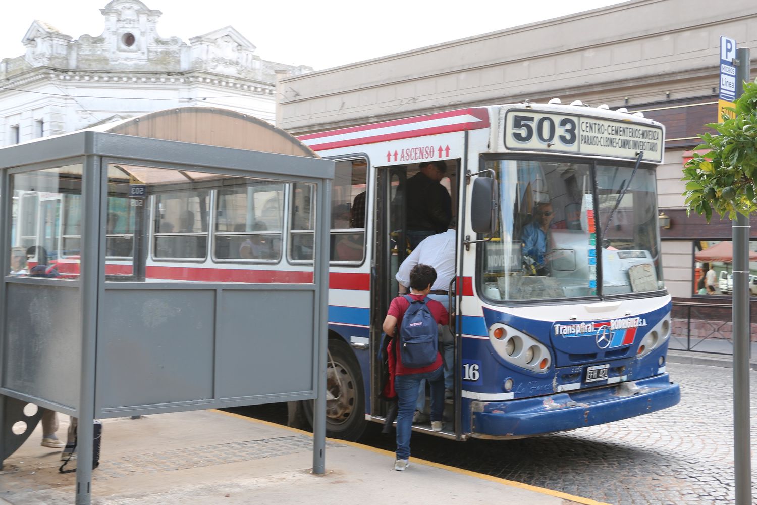 La falta de garitas, una de las principales demandas de los usuarios del transporte público de pasajeros de la ciudad.