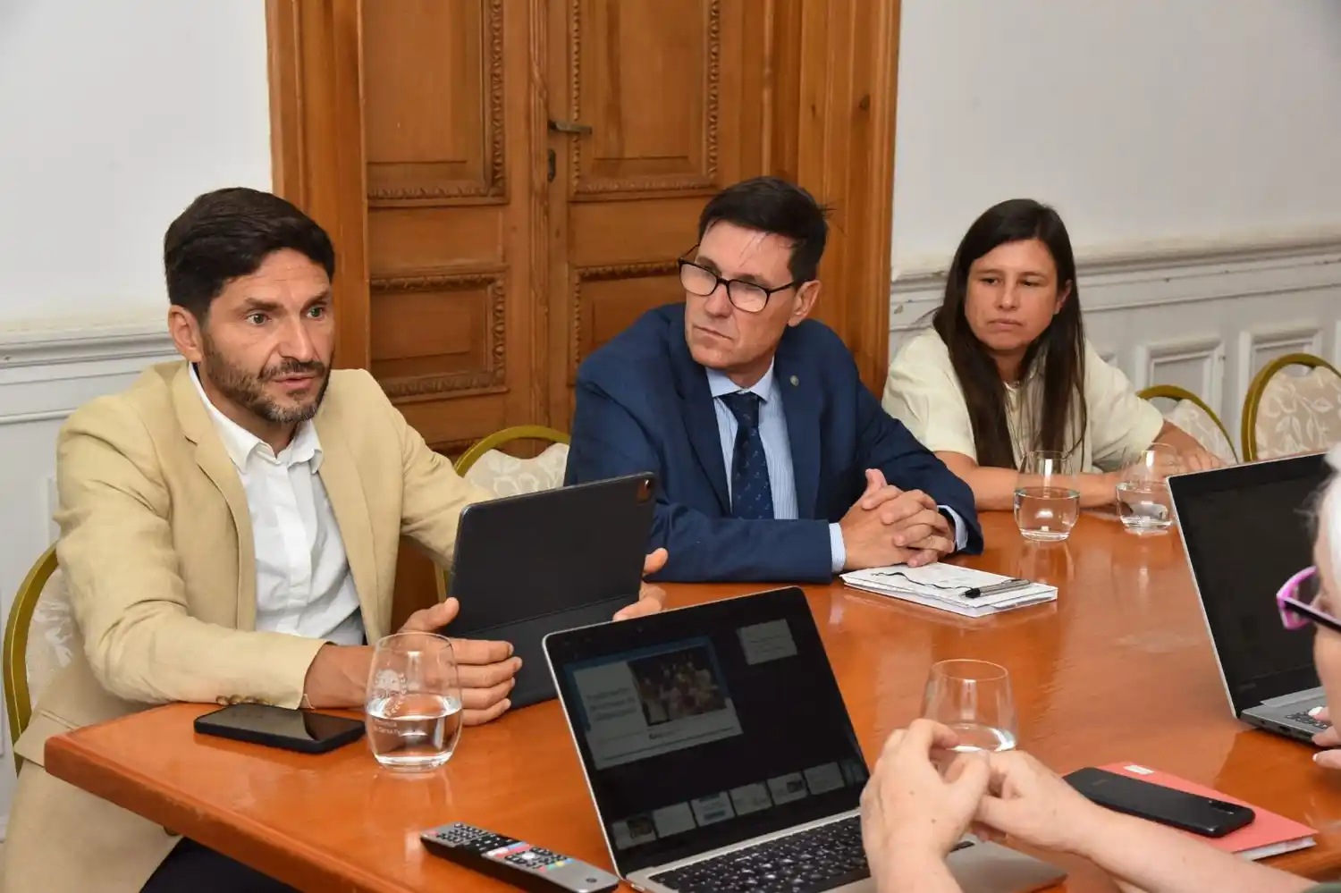 El gobernador acompañado de ministro de Educación.