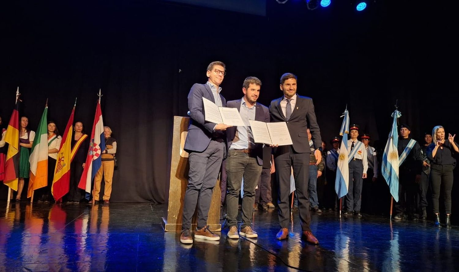 Entrega de aporte al intendente Chiarella, de manos del gobernador Pullaro y Daniel Di Lena. Foto: Sur24