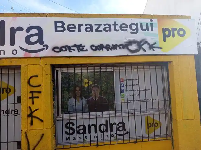 Vandalizaron un local del PRO en Berazategui tras el fallo contra Cristina: "No nos van a intimidar"