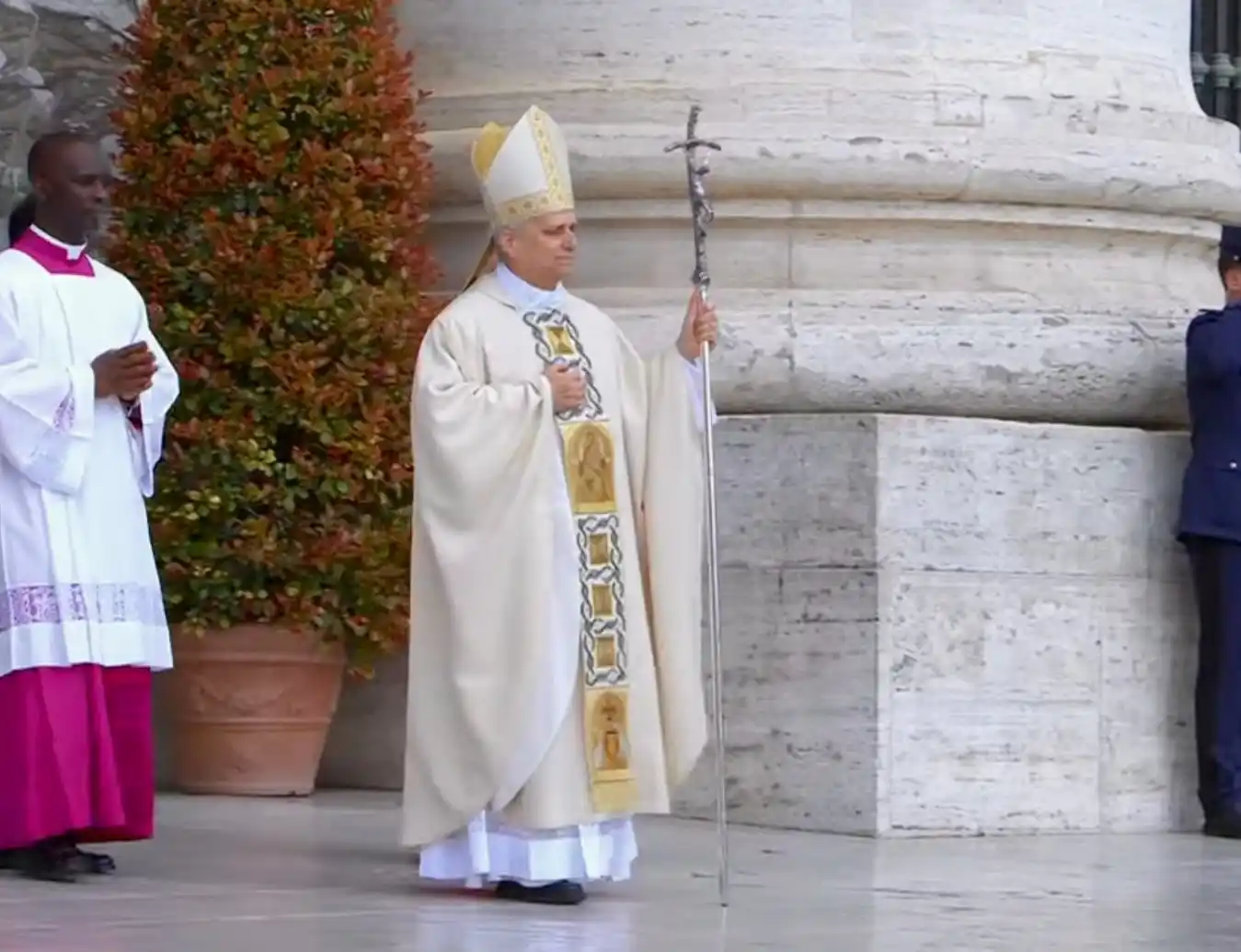 LEÓN XIV comienza  su pontificado: aboga por «una iglesia unida contra el odio y un sistema que margina» (+Fotos)