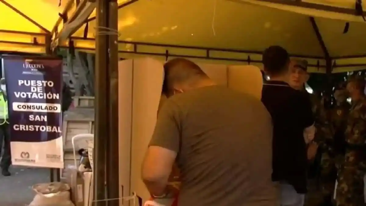 COLOMBIANOS residentes en Venezuela comenzaron a votar en la frontera