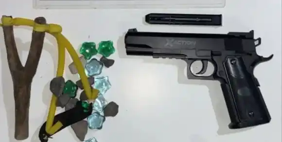 Incautaron una réplica de arma, una gomera y un cuchillo en una escuela de Reconquista