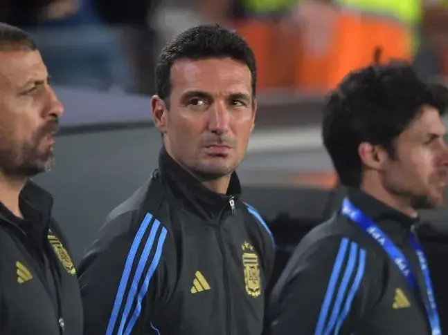 Scaloni y su cuerpo técnico enfocados en el armado de la lista final de cara al Mundial que deberá presentar antes del 30 de mayo. Foto:AFA