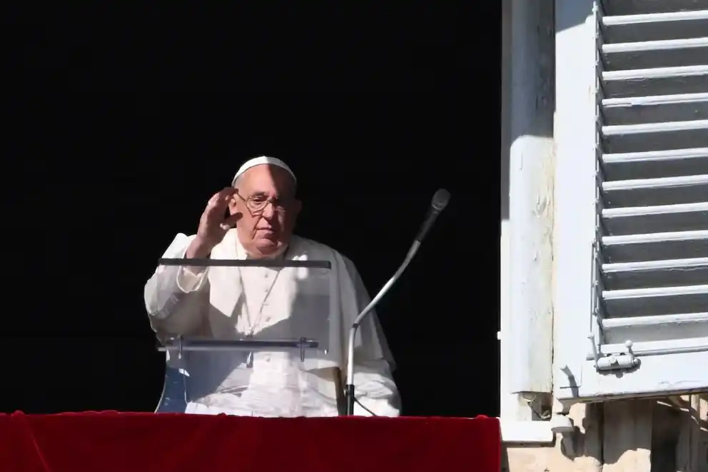 El Papa Francisco se dirige a la multitud desde la ventana del palacio apostólico que da a la plaza de San Pedro durante su rezo del Ángelus dominical.