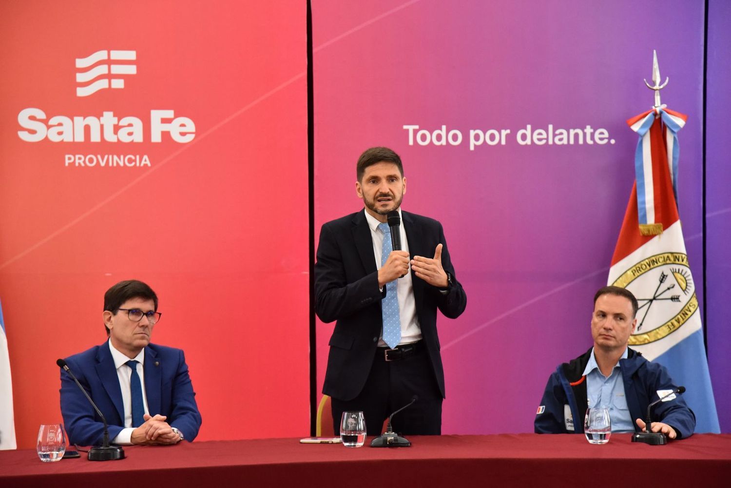 Pullaro, durante el lanzamiento, acompañado de Goity y Enrico.