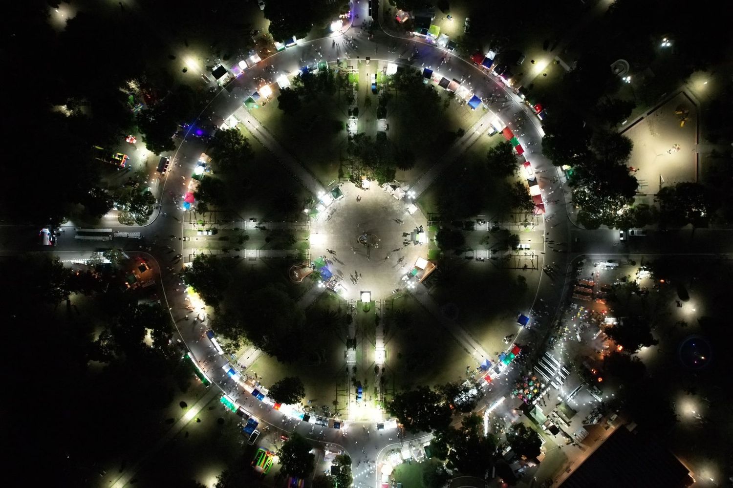 La plaza Ituzaingó se convierte en una gran aatractivo para los miles de vecinos y visitantes. Crédito: Gobierno de Teodelina.