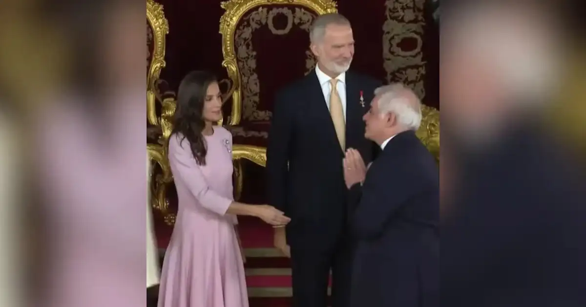 Al llegar ante las tres mujeres el diplomático, optó por juntar las manos e inclinar ligeramente la cabeza, prescindiendo del contacto físico.
