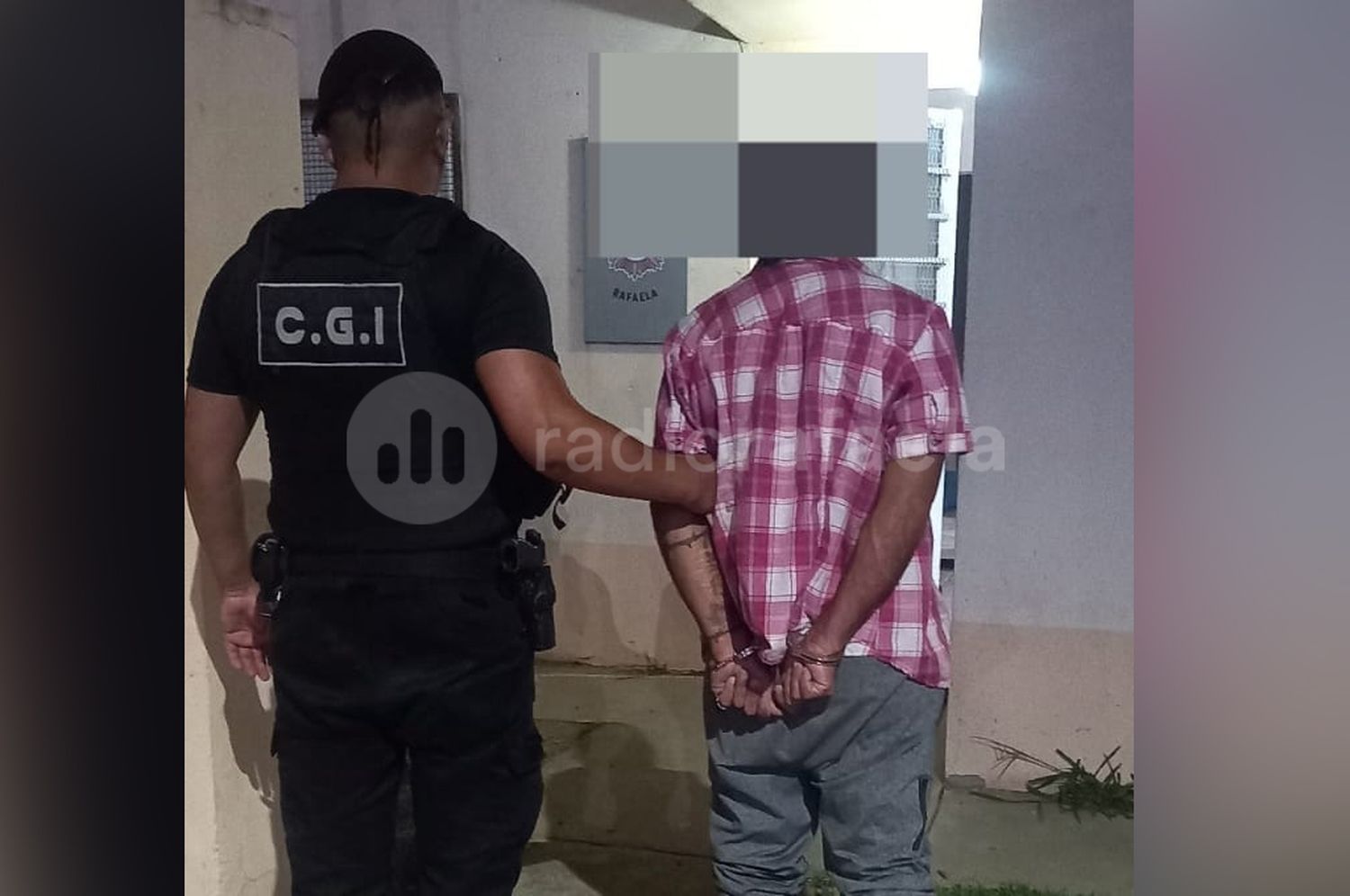 Muy “sacado”, causó destrozos en casa de su mamá y amenazó a la policía con cuchillos
