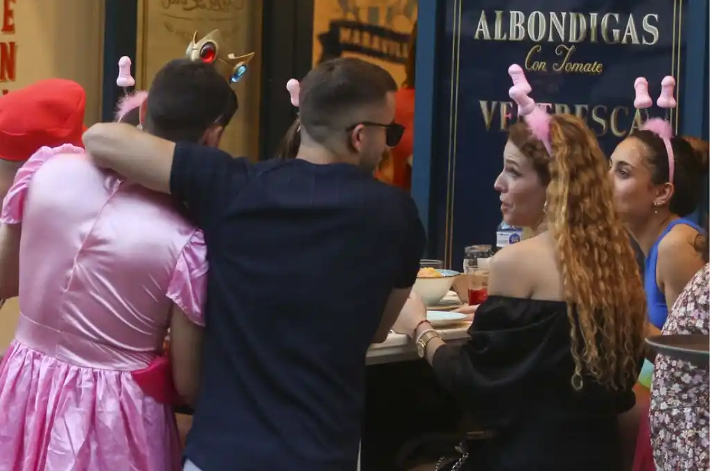 Restringen las despedidas de solteros: ni pasear desnudos ni coronitas con genitales