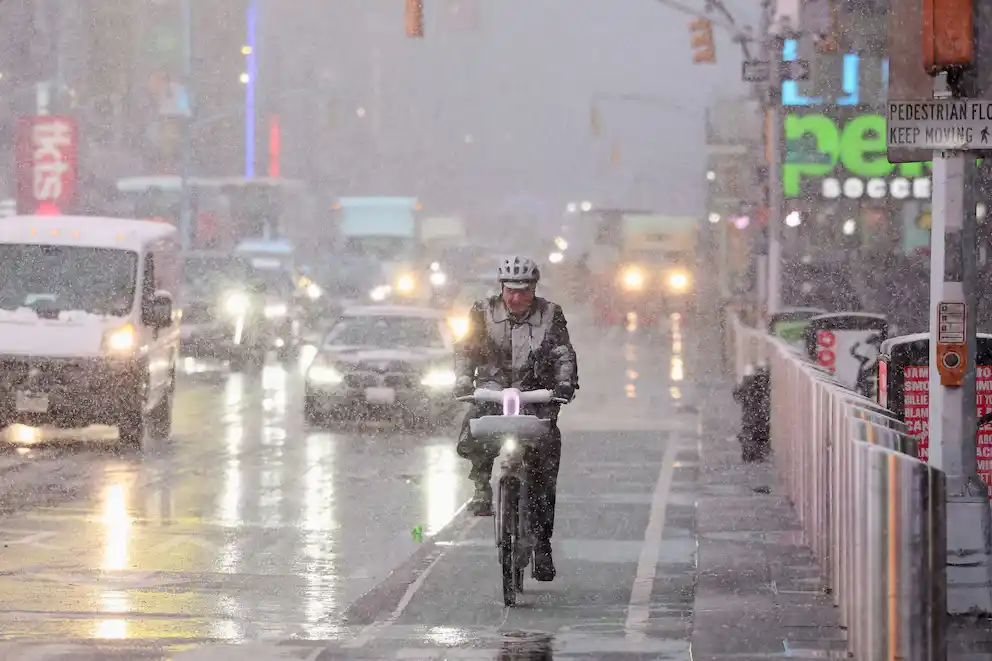 Nueva York declara el estado de emergencia ante fuerte tormenta de nieve y frío extremo